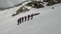 Dağcılar, 7 Saatte 3 Bin 180 Rakımlı Karla Kaplı Mercan Dağları'na Tırmandı