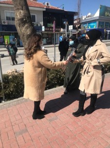 Hem Bilgilendirdiler Hem De Karanfil Dağıttılar
