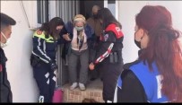 Polisler Yaşlı Çifti Aşıya Götürdü, Gönülleri Fethetti Haberi