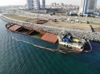 Zeytinburnu'nda Kıyıya Vuran Gemiye Parçalanma İşlemleri Başlatıldı