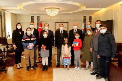 AİÇÜ En Çok Kitap Okuyanlara Ödül Verdi