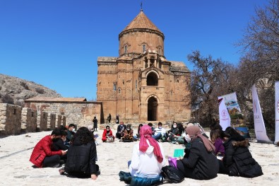 Akdamar Adası'nda Kitap Okuma Etkinliği