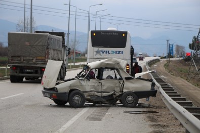 Amasya'da Yolcu Otobüsüyle Çarpışan Otomobil Hurdaya Döndü Açıklaması 1 Ölü