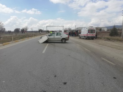 Banaz'da Trafik Kazası; 3 Yaralı