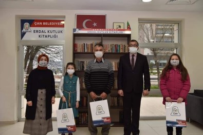 Başkan Öz'den Kitap Okuyanlara Hediye Takdimi