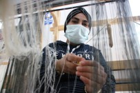 Diyarbakırlı Kadınlar İpekten Şal Üreterek Mesleği Ayakta Tutmaya Çalışıyor