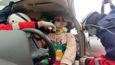 Düzce'de 3 Aracın Karıştığı Trafik Kazası Tatbikatı Gerçeğini Aratmadı