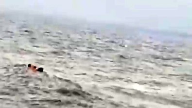 Karadeniz'de Batan Balıkçı Teknesindeki 3 Kişi Son Anda Kurtarıldı