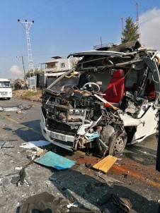 Otobüs İle Minibüs Çarpıştı Açıklaması 4 Yaralı