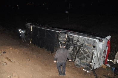 Sivas'ta Yolcu Otobüs Tarlaya Uçtu Açıklaması 39 Yaralı