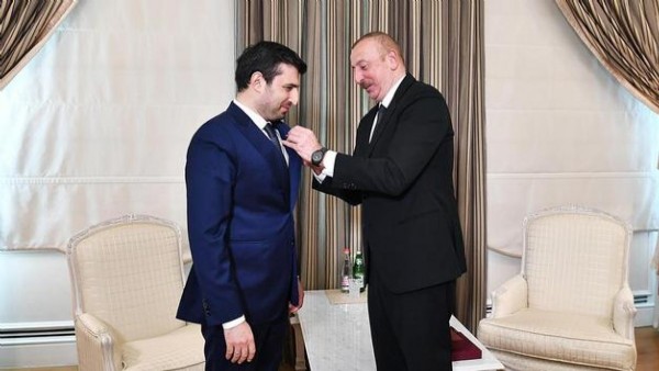 İlham Aliyev, Selçuk Bayraktar'a madalya taktı!