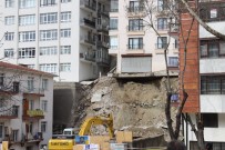 İstinat Duvarı Çöken Bina Sakinleri Mağduriyetlerini Anlattı Açıklaması Haberi
