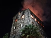 İzmir'de 4 Katlı Tarihi Binada Yangın Haberi