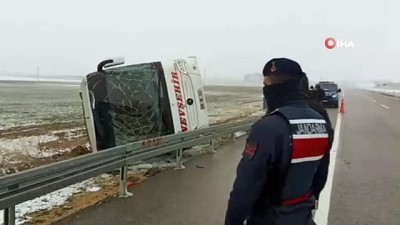 Kırşehir'de Yolcu Otobüsü Devrildi Açıklaması 13 Yaralı