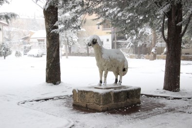 Nisan Ayında Karaman'a Yağan Kar, Ulaşımı Ve Hayatı Olumsuz Etkiliyor