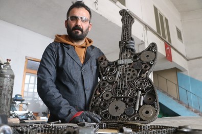 Tamamını Atık Metal Malzemelerden Yaptı, Satın Almak İsteyenlerin Tekliflerini Geri Çeviriyor