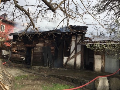 Tosya'da Ahşap Ev Yandı