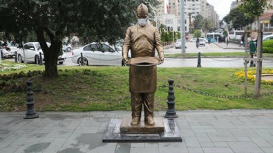 CHP'li belediyeden bir hizmet daha: Hatay'da 'Künefe çeviren adam' heykeli yeniden yerine monte edildi