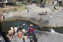 Diyarbakır'da Çocuklar Koronaya Aldırış Etmeden Süs Havuzunda Eğlendi Haberi