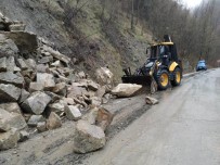 Heyelanda Dev Kayalar Yolu Kapattı Haberi