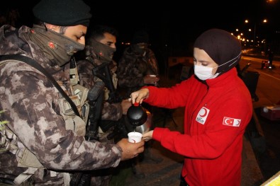Kızılay'dan Nöbetteki Polislere Çay-Kahve İkramı