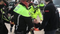 Motosikletli Polis Memuru İle Kamyonet Çarpıştı Haberi