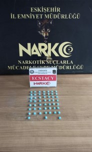 Polis Ekiplerin Dikkati Sayesinde Çok Sayıda Uyuşturucu Hap Ele Geçirildi