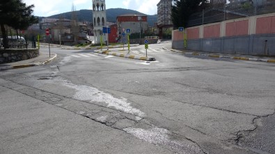 Sultanbeyli'de Süratli Otomobil İle Motosikletin Çarpıştığı Kaza Kamerada