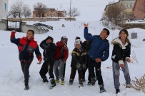 Aksaray'da Nisan Ayında Yağan Kar Çocukları Sevindirdi Haberi