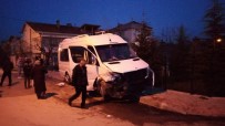 Bursa'da Servis Midibüsü İle Otomobil Çarpıştı Açıklaması 2 Yaralı