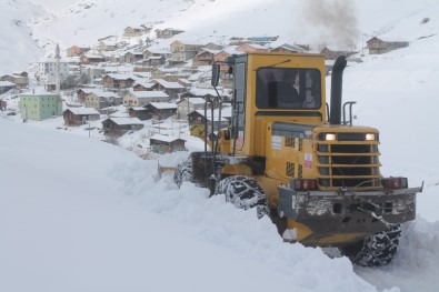 Dünyanın En Tehlikeli Yollarından Bir Olan Soğanlı Dağı'nda Karla Mücadele Çalışması