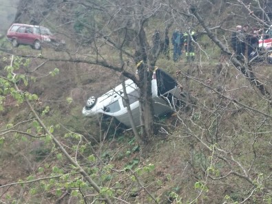 Kastamonu'da Ağaca Takılan Araç Uçuruma Yuvarlanmaktan Kurtuldu Açıklaması 2 Yaralı