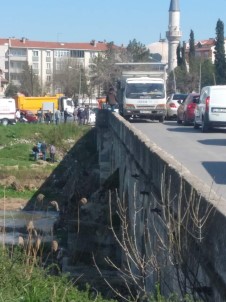Kırklareli'nde Otomobilin Çarptığı Kişi Köprüden Aşağı Düştü