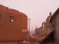 Konya'da Şiddetli Rüzgar Evlerin Çatısını Uçurdu, Çilek Seralarına Zarar Verdi
