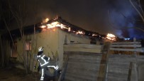 (Özel) Bina Yangını Mahalleliyi Sokağa Döktü, Sosyal Mesafe Hiçe Sayıldı