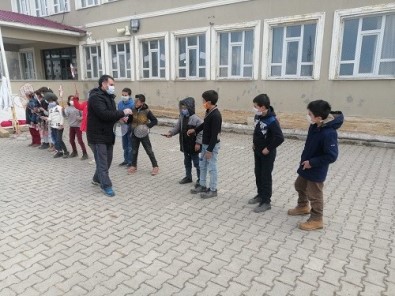 Van'daki Köy Okuluna Spor Malzemesi Desteği