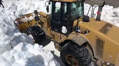 Bitlis'te Ekipler, Kar Kalınlığının Yer Yer 10 Metreyi Bulduğu Nemrut Krater Gölü Yolunu Açmaya Çalışıyor