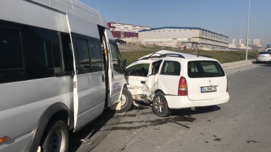 Esenyurt'ta İşçi Servisi İle Hafif Ticari Araç Çarpıştı Açıklaması 8 Yaralı