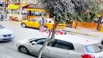 GÜNCELLEME - İzmir'de Kaçırdığı Taksiyle Yayaya Çarpan Kadın, Diğer Taksilerin Kovalamacası Sonucu Yakalandı