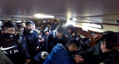 İzmir'de 117 Düzensiz Göçmen Kurtarıldı