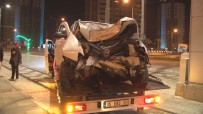 İzmir'de Otomobil Üst Geçidin Ayağına Çarptı Açıklaması 1 Yaralı Haberi
