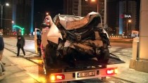 İzmir'de Üst Geçidin Ayağına Çarpan Otomobil Sürücüsü Ağır Yaralandı Haberi