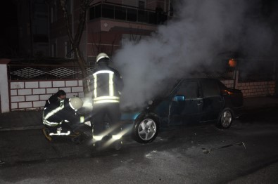 Karaman'da Park Halindeki Otomobil Alev Alev Yandı