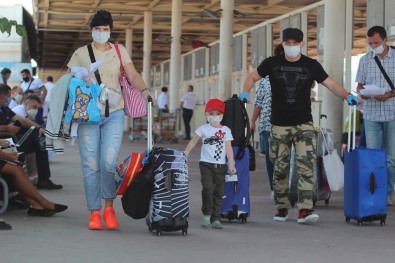 Rusya'nın Uçuş Kısıtlaması Antalya'da Turizmi Durma Noktasına Getirdi