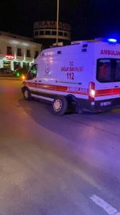 Seyir Halindeyken Tekeri Çıkan Ambulans Kavşakta Mahsur Kaldı