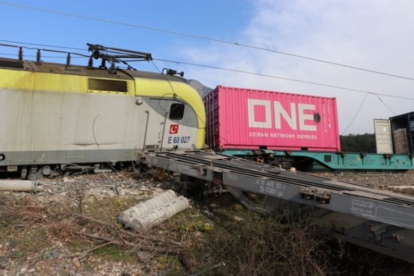 Adana’da iki tren çarpıştı! Vagonlar raydan çıktı!