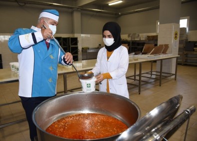 Dev Kazanlarda Pişirilen Yemekler İhtiyaç Sahibi Ailelerin Sofralarına Gidiyor