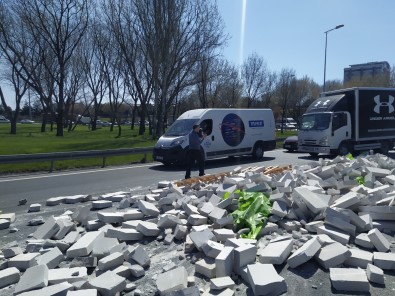 Gaz Beton Döküldü, Yol Tek Şeride Düştü