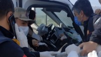Minibüs Bariyerlere Çarptı Açıklaması 6 Yaralı