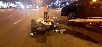 (Özel) Ataşehir'de Lüks Araba İle Kaza Yaptılar, Arabayı Bırakıp Taksi İle Kaçtılar